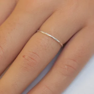 Bague fine martelée en argent véritable