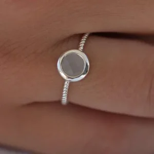 Bague avec pierre colorée en argent