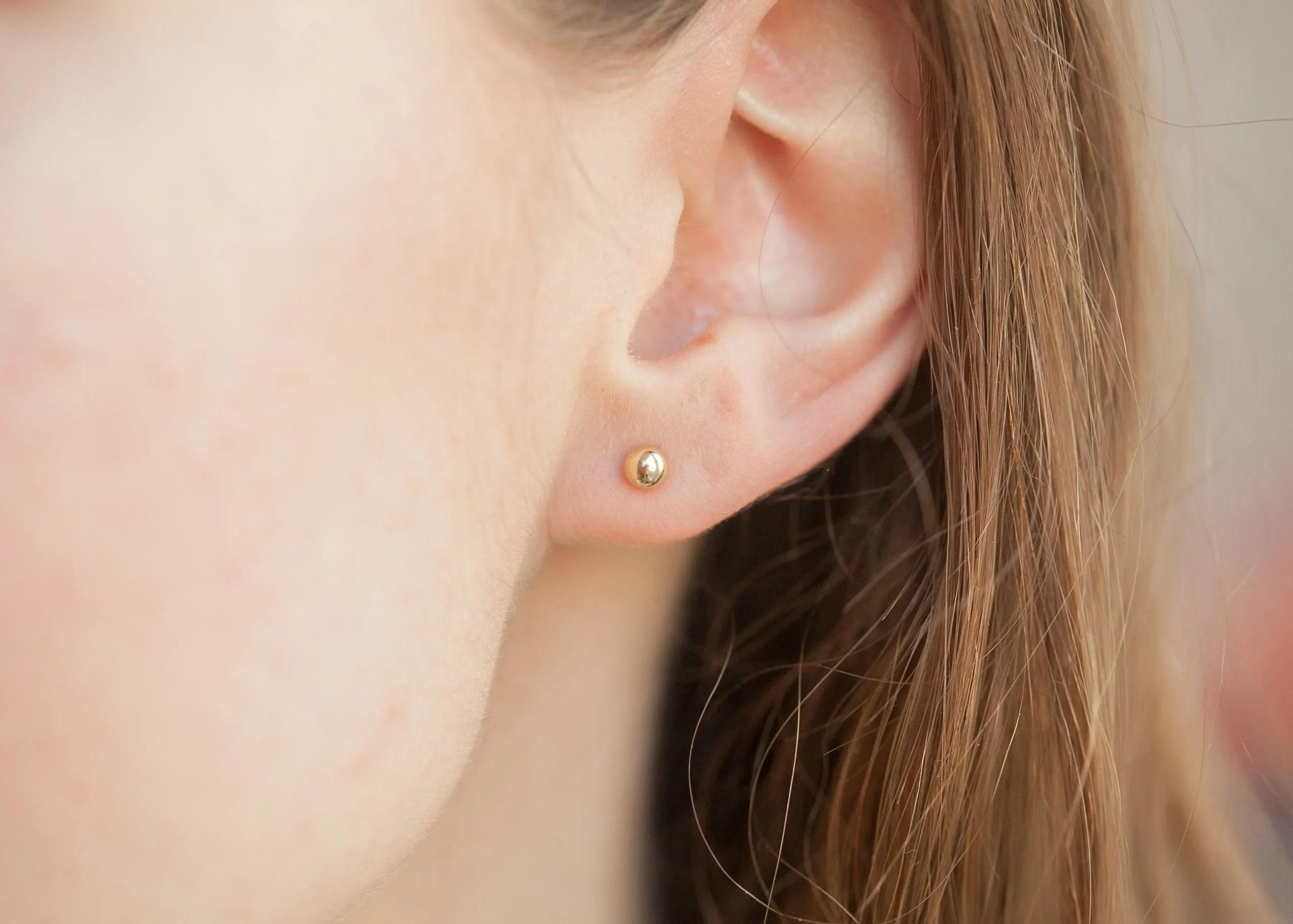 Boucles d'oreilles boules plaqué or – Image 3