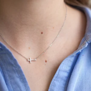 Collier avec croix sertie de zircons en argent
