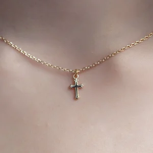 Collier court avec croix – Discret et élégant
